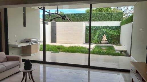 DÚPLEX DE DISEÑO EN MBURUCUYÁ – ARQUITECTURA PREMIUM + DETALLES DE AUTOR