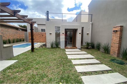 LUMINOSA Y AMPLIA RESIDENCIA EN B° MBURUCUYA