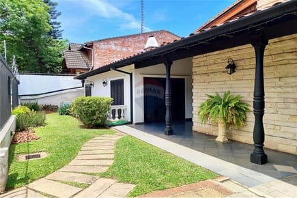 EN VENTA – RESIDENCIA EN BARRIO MANORÁ / CARMELITAS