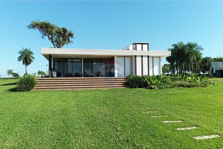 Vendo Exclusiva y Amplia Vivienda en Coronel Bogado, Zona Takuary 