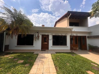 Se vende amplia y elegante casa ideal para familias que buscan comodidad