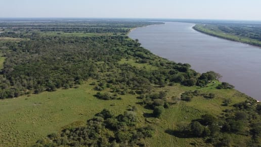 Vendo Terreno de 250 Hectáreas sobre el Rio ideal para puerto en Ñeembucu 