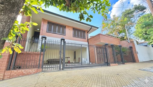 En venta amplia casa en Vista Alegre - Asunción