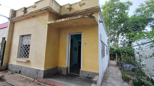 Se Vende Casa para reciclar con entrada Por 2 Calles 