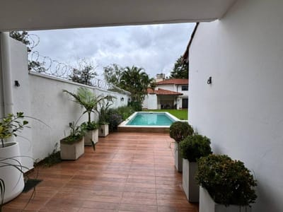 Casa de 4/5 dorm. en Itá Enramada - a 1 cuadra de la Av. Costanera Sur