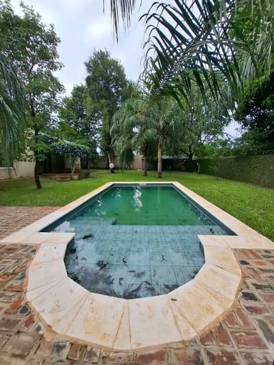 **CASA ESTILO CLÁSICO CAMPESTRE CON PISCINA Y QUINCHO EN ALQUILER | LUQUE**