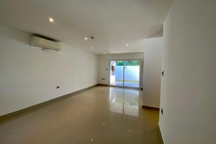 CASA EN VENTA - CUARTO BARRIO - LUQUE