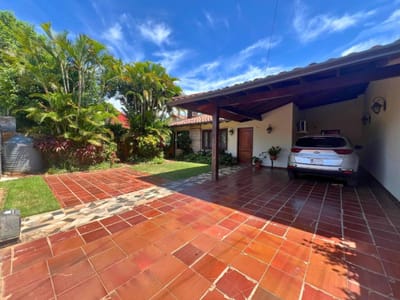 CASA EN VENTA CON EXCELENTE UBICACIÓN EN BARRIO LOS LAURELES