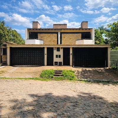 VENDO 2 DUPLEX JUNTOS EN LA MEJOR ZONA DE MBURUCUYA