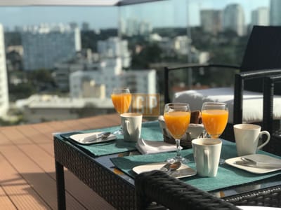 Departamento en Punta del Este, Torre   cuenta con todos los servicios.