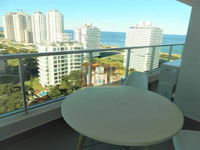 - Excelencia en amenities Departamento en Punta del Este a 1 cuadra de Playa Brava, excelente Torre de categoria y servicios!!! unidad de 2 dormitorios, 2 baños, liv/com, cocina, terraza y gge.