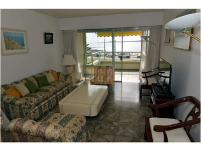 vista al mar, cuenta con: servicio de mucamas, servicio de playa, recepción las 24 hs.
