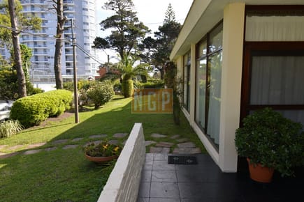 HERMOSA  CASA A POCAS CUADRAS DEL MAR IMPECABLE!!