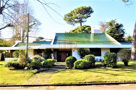 HERMOSA RESIDENCIA EN LA MEJOR ZONA DE PUNTA DEL ESTE A MUY POCAS CUADRAS DEL MAR