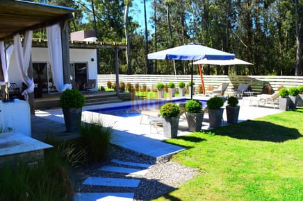 Espectacular casa  , a 8 cuadras de la playa, ubicada en uno de los barrios residenciales mas exclusivos de Punta del Este