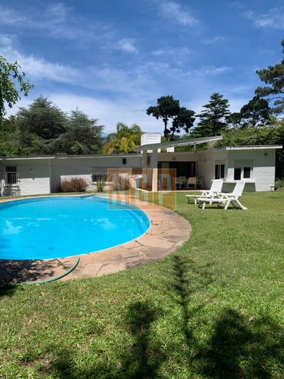 HERMOSA CASA CON MUY BUEN PARQUE EN MANSA