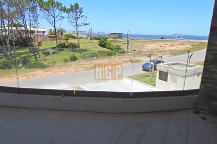 Precioso apartamento en Pinares Punta del Este.-
