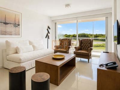 Apartamento de 3 Dormitorios en Venta Primera Línea del Mar, Playa Brava Punta del Este