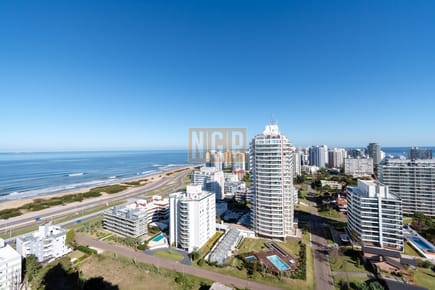 Apartamento de 2 Dormitorios en Playa Brava con Vista al Mar - Venta