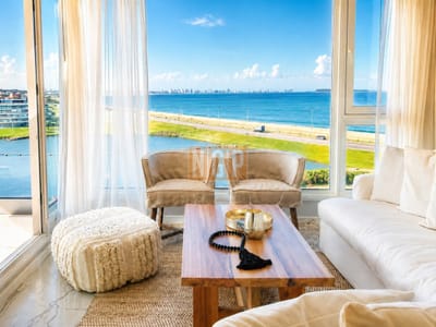 Vende apartamento con vista al mar de 3 suites, en Mansa- Punta del Este.
