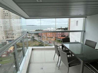 Departamento en venta en torre moderna, a pasos del mar.