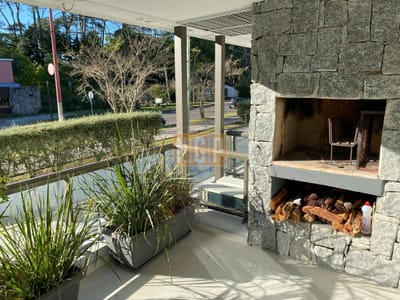 Apartamento con parrillero propio en venta en Punta del Este