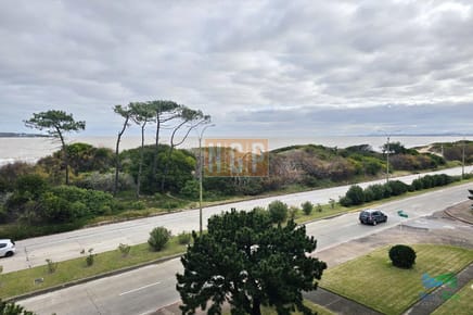 Edificio de 3 dormitorios en Punta del Este primera línea Mansa