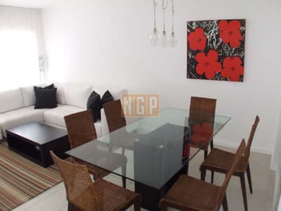 Apartamento en plena península a media cuadra de Av. Gorlero, ubicado al frente.