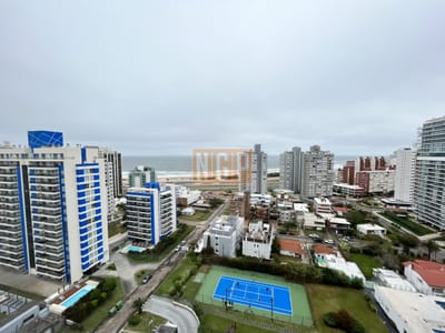 Edificio a pasos de playa brava y playa mansa con todos los servicios