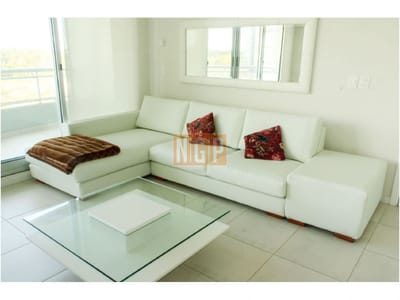 Departamento en Punta del Este, Torre   cuenta con todos los servicios.