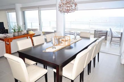 Departamento en Punta del Este, Torre   cuenta con todos los servicios.