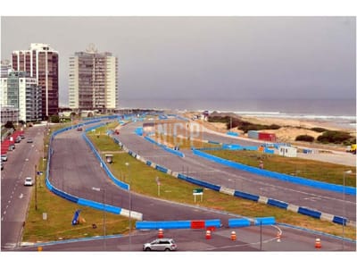Departamento en Punta del Este, Torre   cuenta con todos los servicios.
