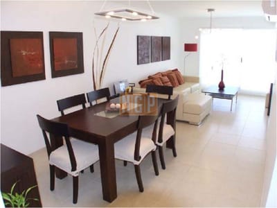 servicio de mucamas, servicio de playa, gimnasio, saunas, piscina abierta, piscina cerrada, microcine, laundry, parrilleros, sala de juegos, recepción