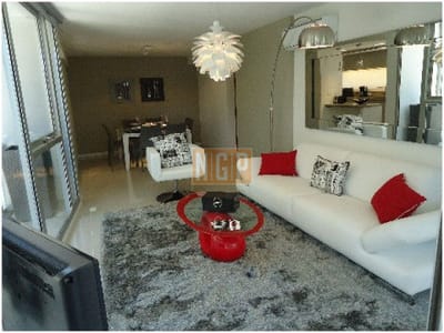 lindo apto buena vista,  pasos del Mar. Edificio con servicios. Cómoda unidad de 3 dormitorios, 2 bañs, 1 suite, toilette, living, comedor, cocina integrada, amplio balcón y garage.