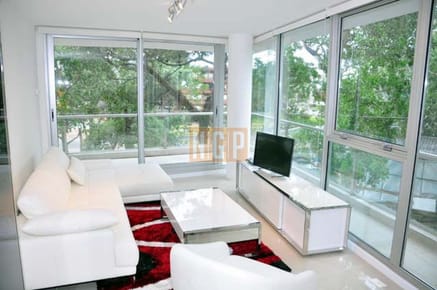 3 dormitorios, 2 baños (1 suite), terraza, cochera.  piscina, gimnasio, sauna