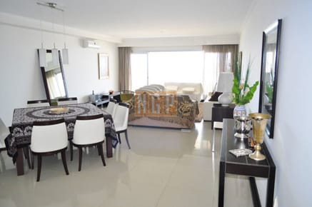 Departamento en Punta del Este, Torre   cuenta con todos los servicios.
