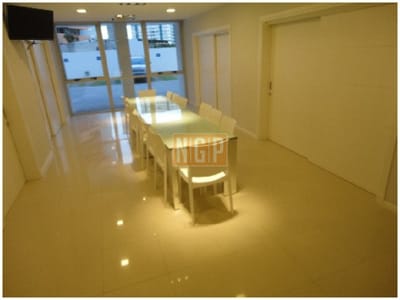 Departamento en Punta del Este, Torre   cuenta con todos los servicios.