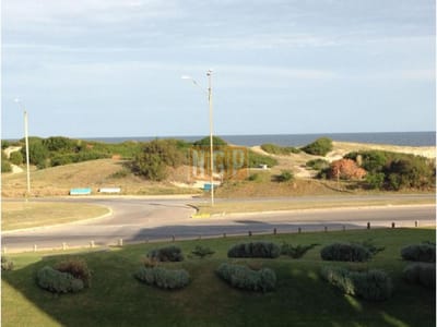 Departamento en Punta del Este,   cuenta con todos los servicios.