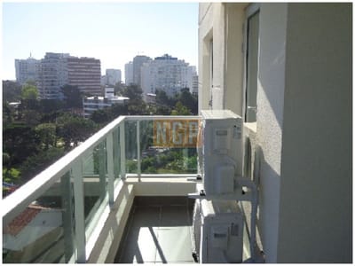 Se vende equipado!  La ubicación es excepcional, a 20 segundos del mar, en Pda. 7 de Playa Brava, cerca de todo.