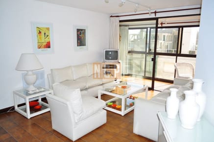 El apartamento posee 2 habitaciones en suite +  1 cuarto de servicio en suite también.