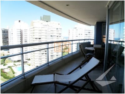 Apartamento en piso alto, con muy buena vista.