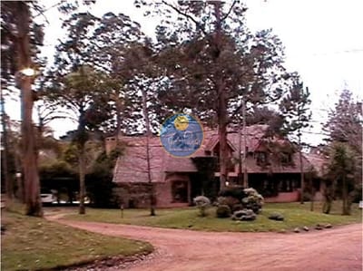 Chalet en Rincon del Indio, buen terreno, 5 dormitorios, 3 baños, cocina, dependencia de servicio. Piscina. Consulte.-Casa en Rincón del Indio - Punta