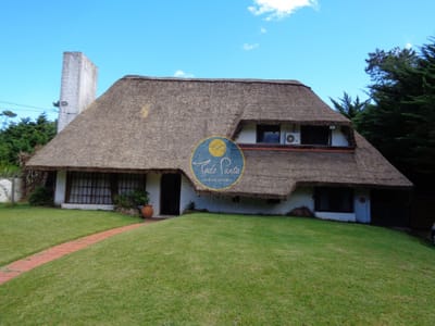 venta  hermosa casa en zona de prestigio, en Punta del Este, barrio Beverly Hills