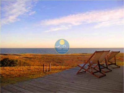 Esplendida casa construida en la arena a orillas del mar, con playa privada y piscina.