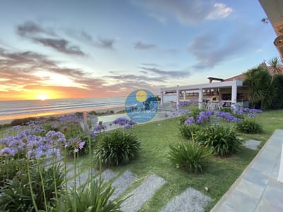 Exclusiva casa sobre la playa de Solanas. Excelentes vistas,  piscina y parrillero con vista al mar.