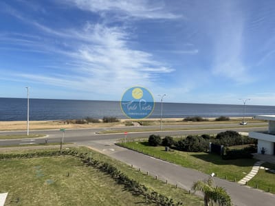 Frente al mar, edificio de categoría, mansa