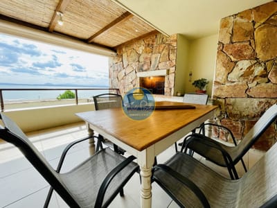 Venta y alquiler de apartamento de dos dormitorios con parrillero de uso exclusivo en Punta Ballena