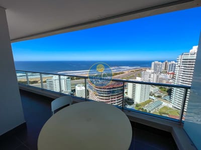 Piso alto con hermosa vista a Playa Brava!