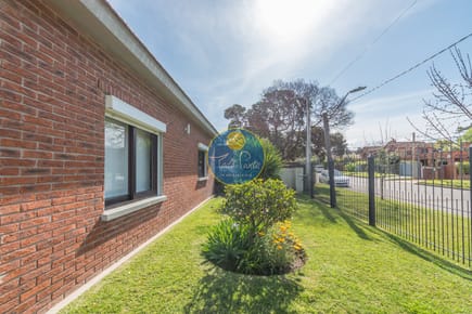 EN IMPECABLE ESTADO CHALET EN ZONA RESIDENCIAL, 3 DORMITORIOS, PISCINA CLIMATIZADA PUNTA DEL ESTE