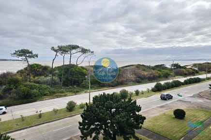 Edificio de 3 dormitorios en Punta del Este primera línea Mansa